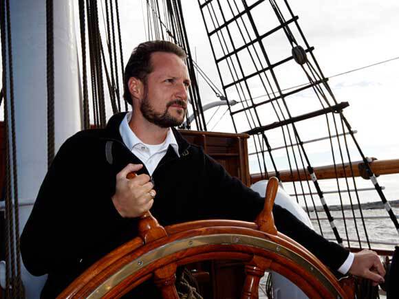 Kronprins Haakon til rors på Christian Radich. Foto: Lise Åserud, Scanpix.